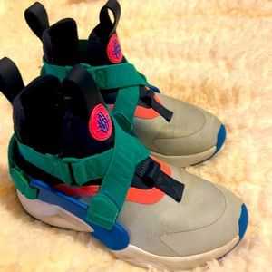 Kid’s Nike multicolored girls Huarache size 11C sneakers with straps.